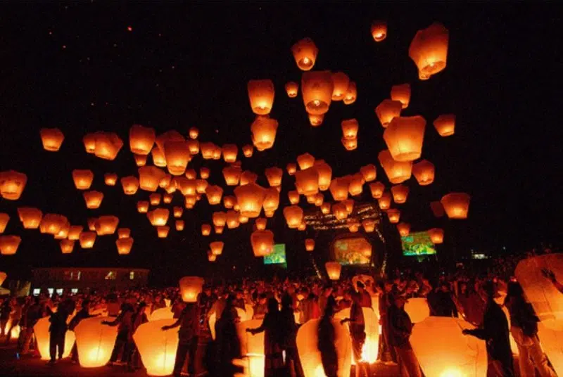mid-autumn-festival-sky-lanterns-momenttuns